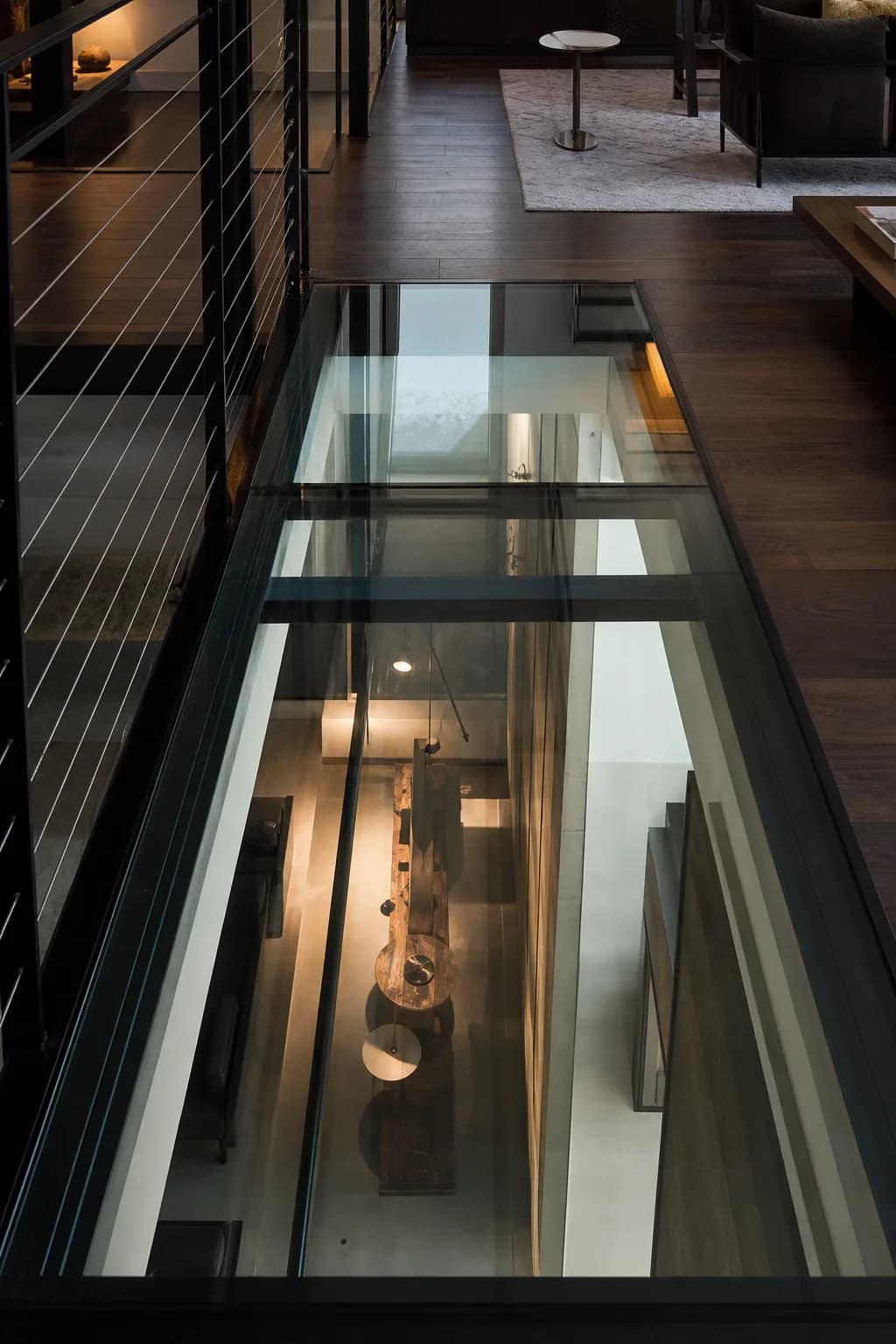 Plancher en verre dans un chalet contemporain.