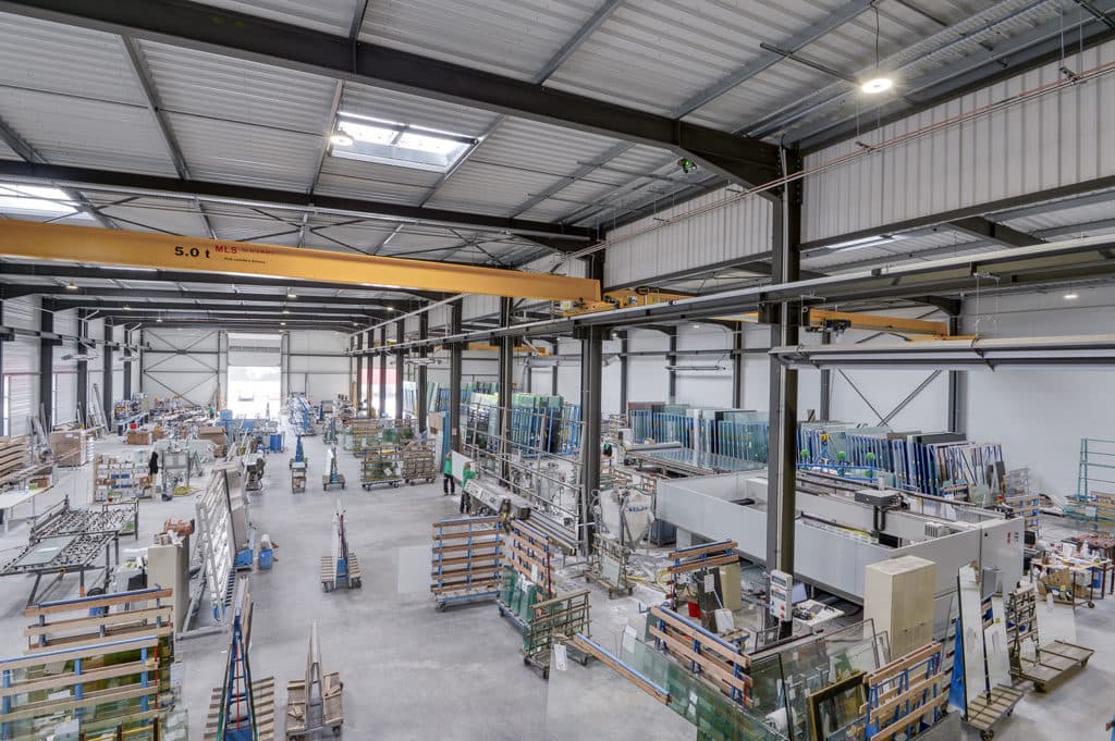 Vue d'ensemble de l'atelier VERTIGE avec pont roulant 5 tonnes au-dessus des postes de fabrication
