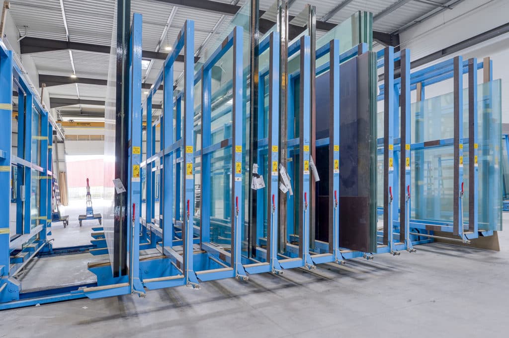 Racks de stockage vertical du verre dans l'atelier VERTIGE — panneaux feuilletés et trempés, chariots de manutention