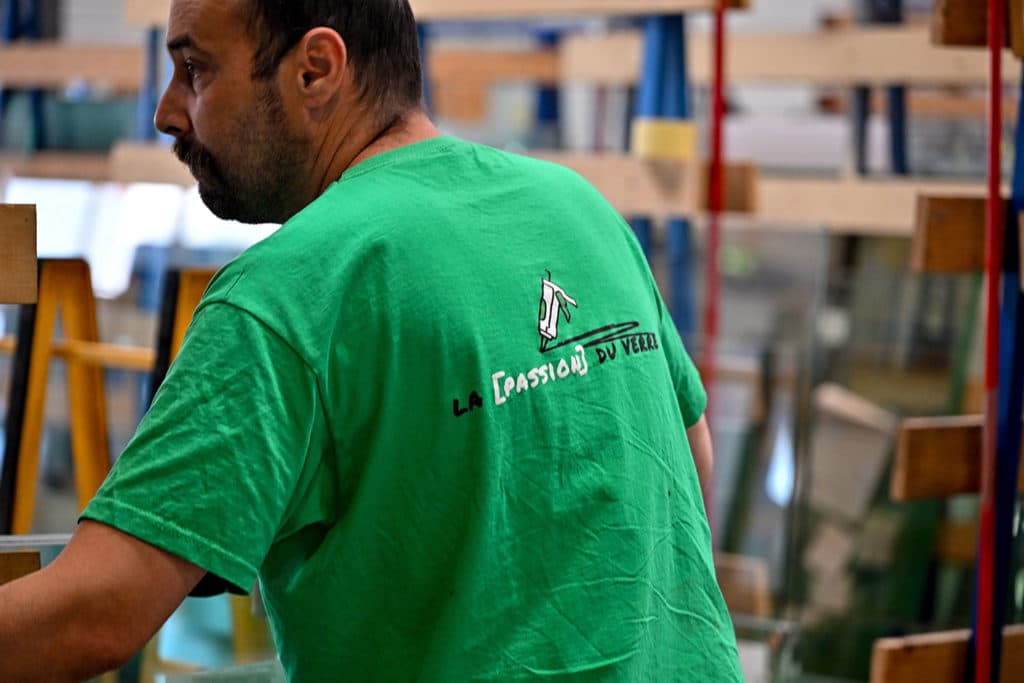 Atelier de préparation — panneaux de verre sur tréteaux avant montage