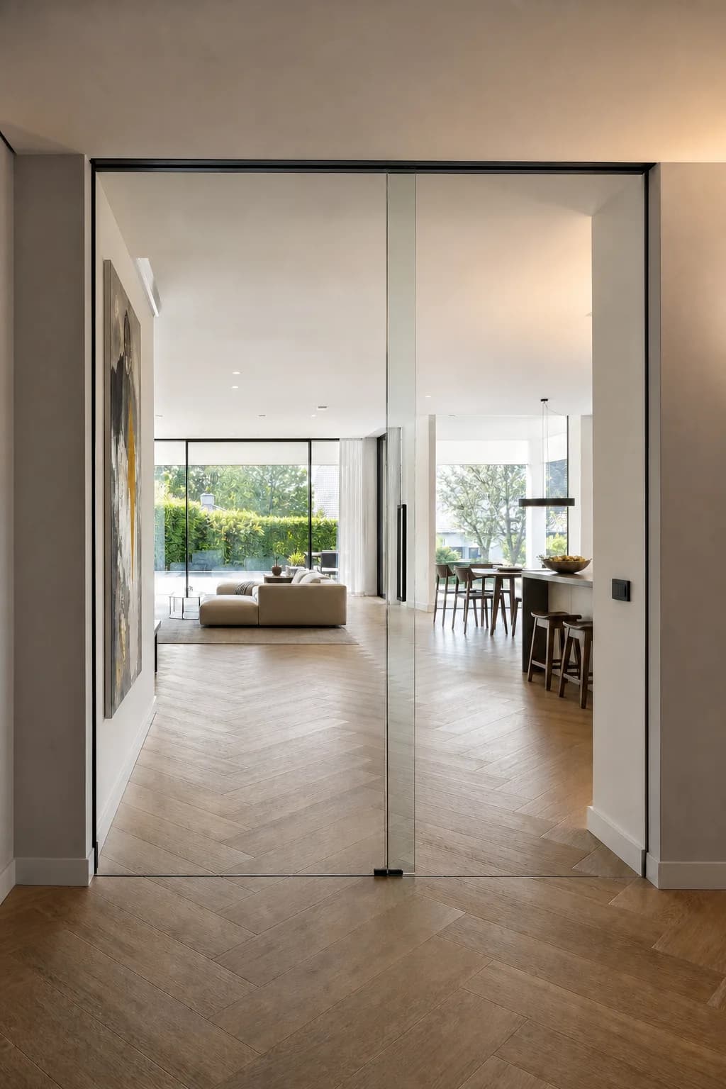 Porte vitrée pivotante avec vue dégagée.