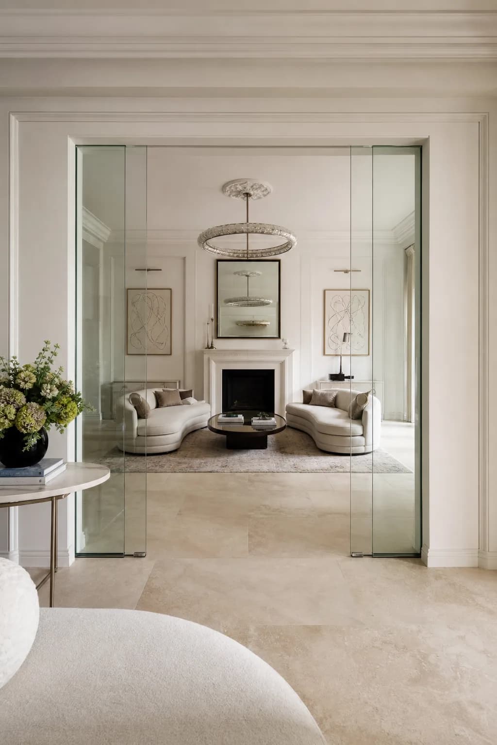 Porte coulissante en verre dans un intérieur de prestige.